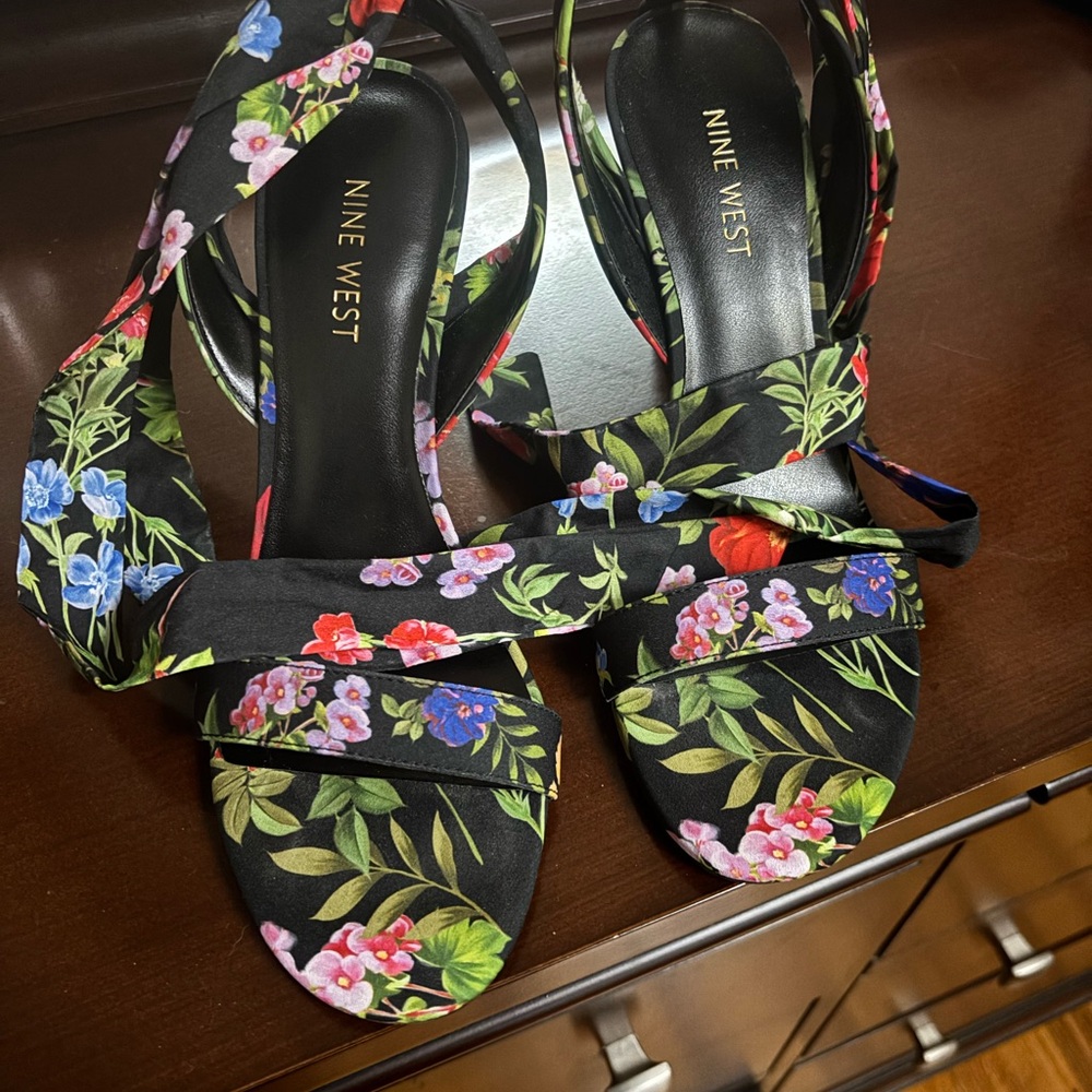 Nine West Black Floral Heels - Size 8, Worn Once - Picture 2 of 5